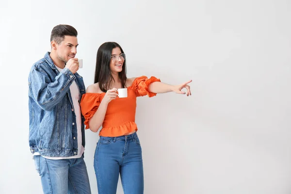 Joven Pareja Bebiendo Café Sobre Fondo Claro — Foto de Stock