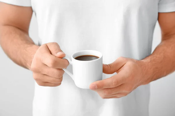 Joven Con Taza Café Sobre Fondo Claro Primer Plano —  Fotos de Stock