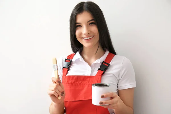 Jovem Com Escova Lata Tinta Sobre Fundo Claro — Fotografia de Stock