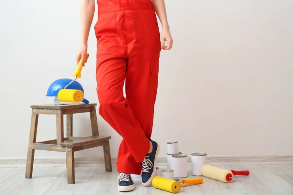 Woman Rollers Cans Paint Light Wall — Stock Photo, Image