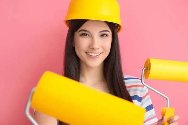 Mujer Joven Con Rodillos Pintura Sobre Fondo Color Primer Plano — Foto de Stock