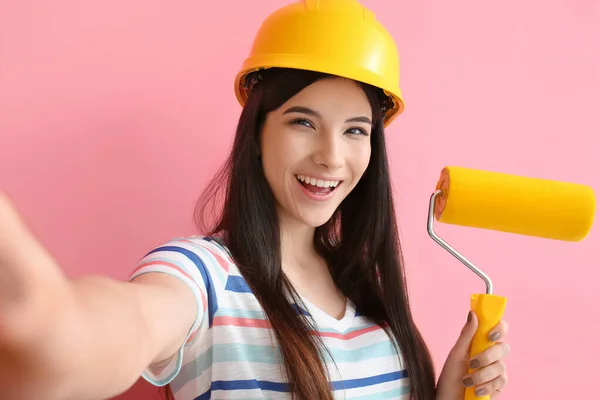 Mujer Joven Con Rodillo Pintura Tomando Selfie Sobre Fondo Color — Foto de Stock