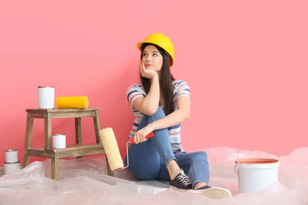 Young Woman Rollers Cans Paint Color Wall — Stock Photo, Image