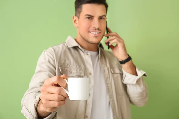 Bonito Jovem Bebendo Café Enquanto Falava Por Telefone Celular Fundo — Fotografia de Stock