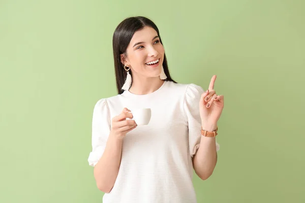 Mooie Jonge Vrouw Met Kopje Koffie Gericht Iets Kleur Achtergrond — Stockfoto