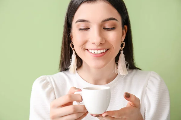 Hermosa Mujer Joven Con Taza Café Sobre Fondo Color Primer —  Fotos de Stock