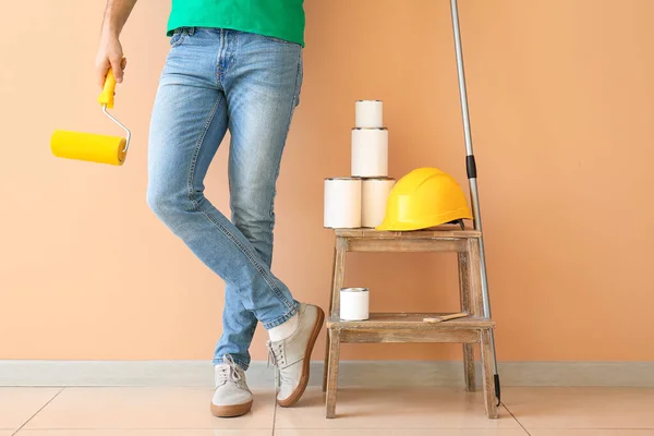 Jongeman Met Roller Blikken Verf Buurt Van Kleur Muur — Stockfoto