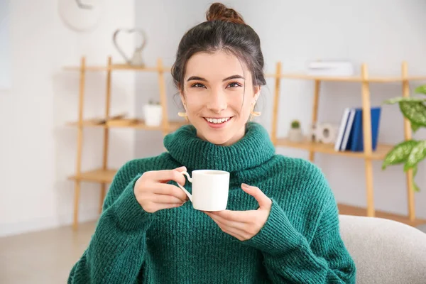 Hermosa Joven Bebiendo Café Casa — Foto de Stock