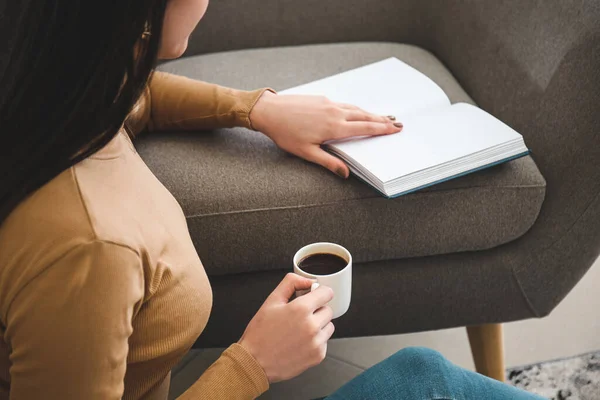 Hermosa Joven Bebiendo Café Leyendo Libro Casa Primer Plano — Foto de Stock