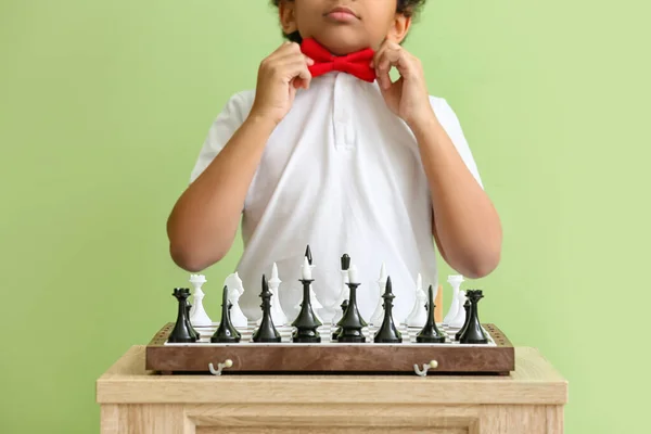 Aranyos Afro Amerikai Fiú Sakkozik Színes Háttér — Stock Fotó