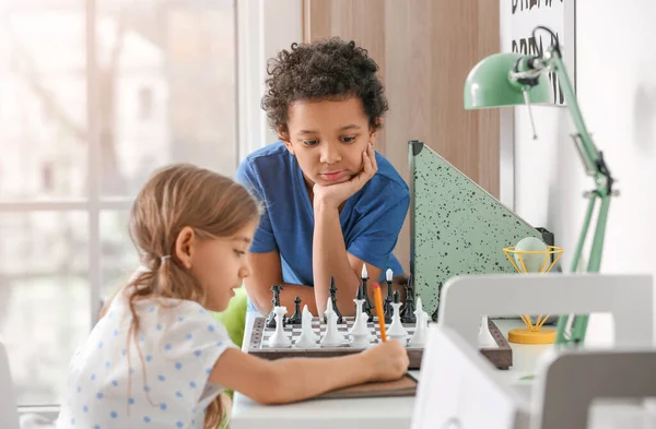 Söta Barn Som Spelar Schack Hemma — Stockfoto