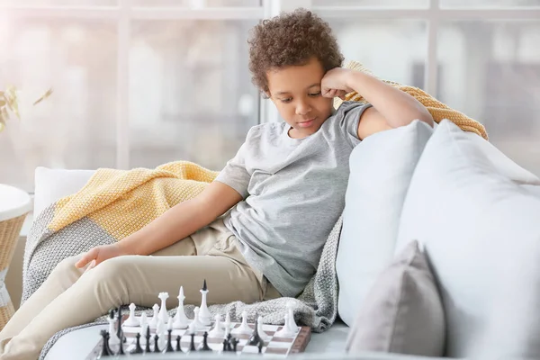 Bonito Menino Afro Americano Jogando Xadrez Casa — Fotografia de Stock