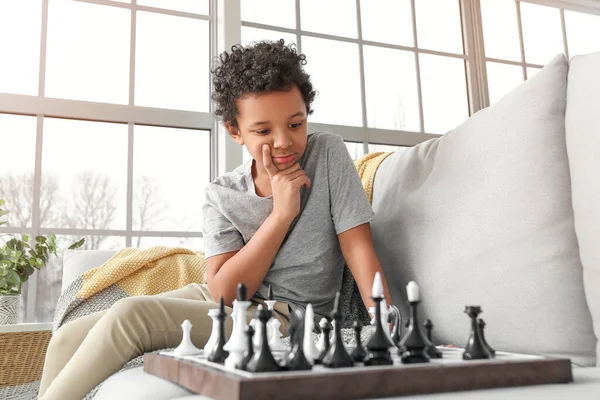 Söt Afroamerikansk Pojke Som Spelar Schack Hemma — Stockfoto