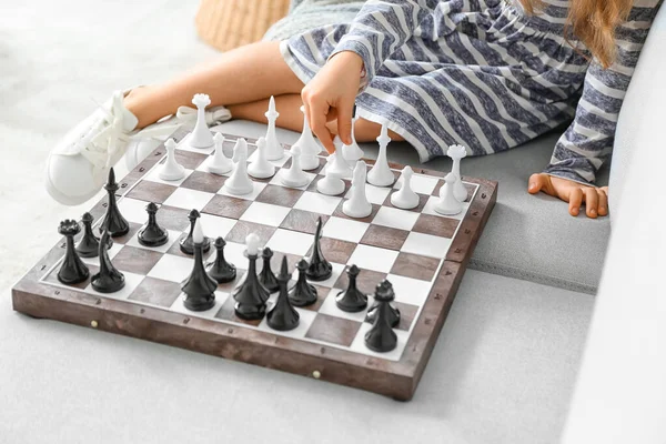 Милая Маленькая Девочка Играет Шахматы Дома — стоковое фото