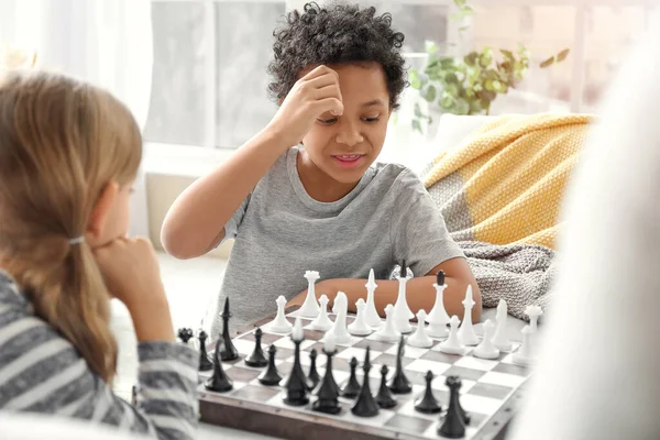 Χαριτωμένα Παιδιά Παίζουν Σκάκι Στο Σπίτι — Φωτογραφία Αρχείου