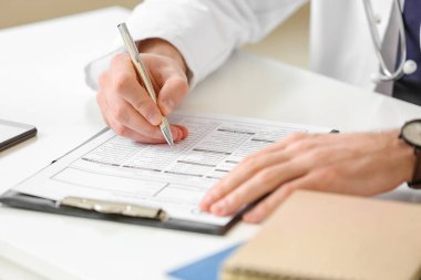 Klinikte çalışan doktor, yakın plan.