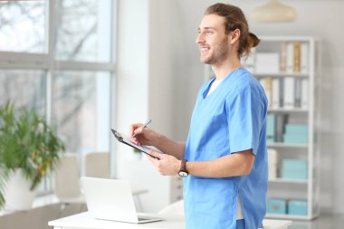 Klinikte panosu olan genç bir doktor