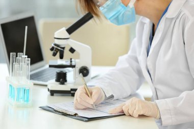 Laboratuvarda çalışan kadın bilim adamı.