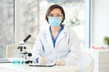 Laboratuvarda çalışan kadın bilim adamı.