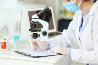 Laboratuvarda çalışan kadın bilim adamı.