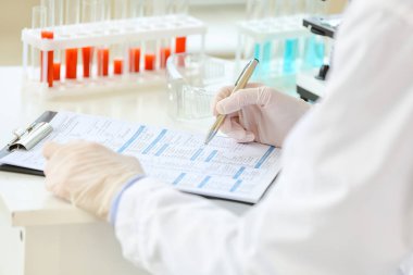 Laboratuarda çalışan kadın bilim adamı, yakın plan.