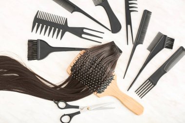 Berber seti, beyaz arka planda esmer saç teli.