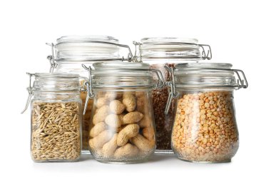 Beyaz zemin üzerinde farklı ürünler olan cam kavanozlar