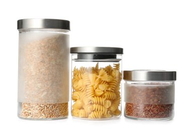 Beyaz zemin üzerinde farklı ürünler olan cam kavanozlar