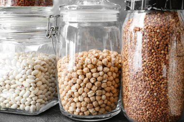 Farklı ürünlerle dolu cam kavanozlar, yakın çekim.