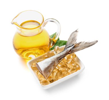 Yağ haplı balık ve beyaz arka planda uskumru kuyruğu.