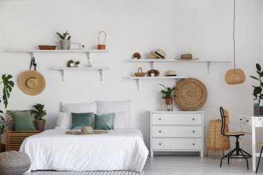 Şapkalı şık bir yatak odası.