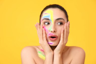 Vücudunda renk arkaplanı olan şaşırmış genç bir kadın.