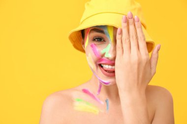 Güzel, genç bir kadın, vücudunda renk arkaplanı var.