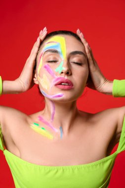 Güzel, genç bir kadın, vücudunda renk arkaplanı var.