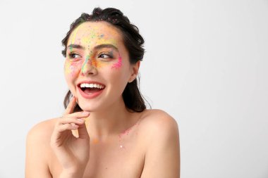 Yüzünde parlak bir arka plan olan güzel bir genç kadın.