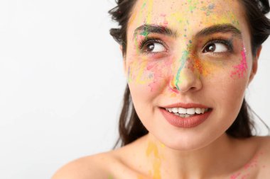 Yüzünde parlak bir arka plan olan güzel bir genç kadın.