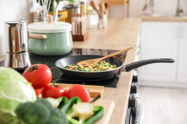 Mutfak sobasında pilavlı tava.