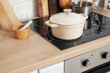 Mutfak ocağında tencere pişiriyorum.