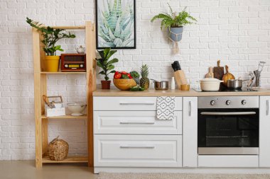 Modern mutfağın iç mimarisi.