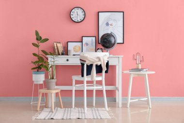 Modern iş yeri ve resimli şık bir oda.