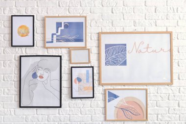 Duvarda asılı şık resimler