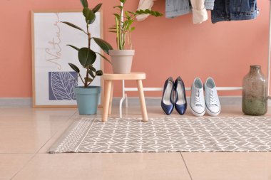 Modern koridorun içinde şık bir halı.