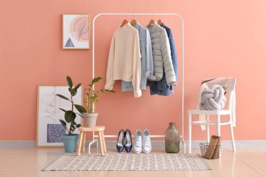 Halısı olan şık bir koridor.