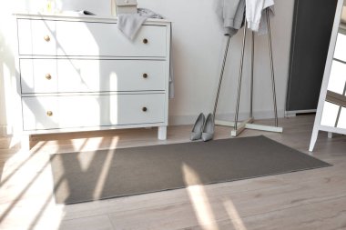 Modern koridorun içinde şık bir halı.