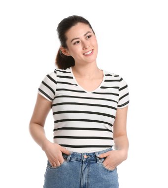 Beyaz arka planda güzel genç bir kadın