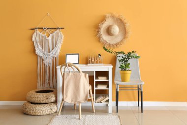 Modern iş yeri şık bir odanın içinde.