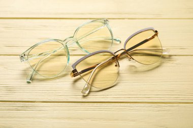 Renkli ahşap arka planda farklı gözlük.