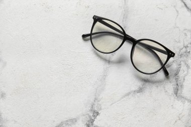 Işık arkaplanındaki gözlük çok şık