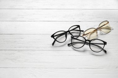 Beyaz ahşap arka planda farklı bir gözlük.