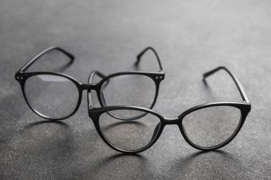 Koyu arkaplanda farklı bir gözlük, yakın plan.